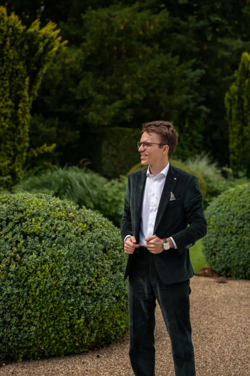 Costume sur mesure dans le parc de l’Hostellerie de Levernois