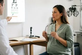 Femme enceinte consultant un opticien pour des changements de vision durant la grossesse